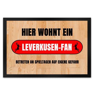 Hier wohnt ein Leverkusen-Fan Fußmatte in 35x50 cm mit Turnhallenboden Motiv