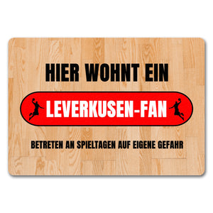 Hier wohnt ein Leverkusen-Fan Fußmatte in 35x50 cm mit Turnhallenboden Motiv