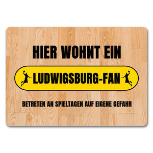 Hier wohnt ein Ludwigsburg-Fan Fußmatte in 35x50 cm mit Turnhallenboden Motiv