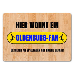 Hier wohnt ein Oldenburg-Fan Fußmatte in 35x50 cm mit Turnhallenboden Motiv