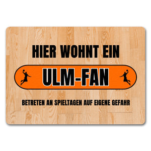 Hier wohnt ein Ulm-Fan Fußmatte in 35x50 cm mit Turnhallenboden Motiv