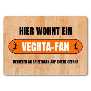 Hier wohnt ein Vechta-Fan Fußmatte in 35x50 cm mit Turnhallenboden Motiv