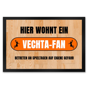 Hier wohnt ein Vechta-Fan Fußmatte in 35x50 cm mit Turnhallenboden Motiv