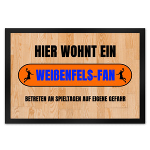 Hier wohnt eenfels-Fan Fußmatte in 35x50 cm mit Turnhallenboden Motiv