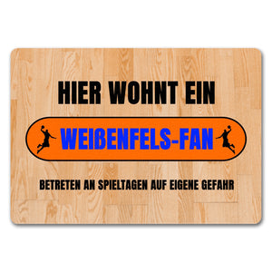 Hier wohnt eenfels-Fan Fußmatte in 35x50 cm mit Turnhallenboden Motiv