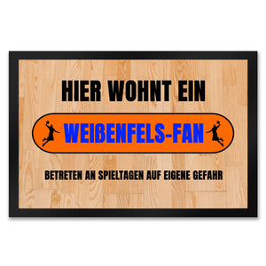 Hier wohnt eenfels-Fan Fußmatte in 35x50 cm mit Turnhallenboden Motiv