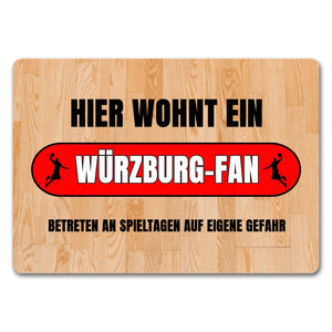 Hier wohnt ein Würzburg-Fan Fußmatte in 35x50 cm mit Turnhallenboden Motiv