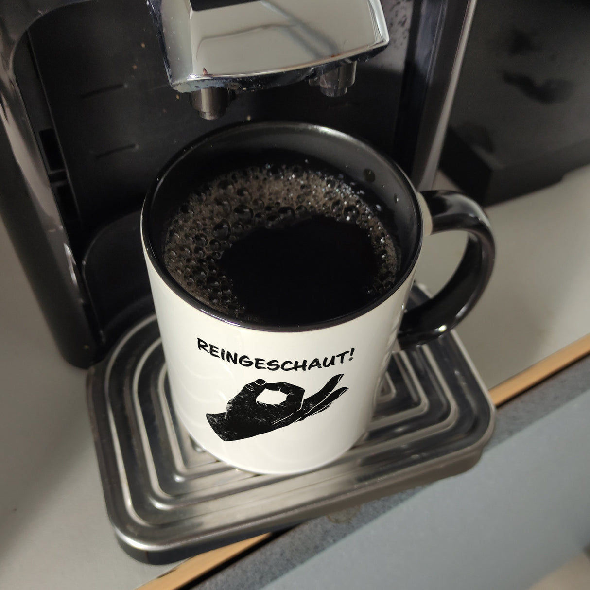Reingeschaut! Kaffeebecher mit lustigem Streich