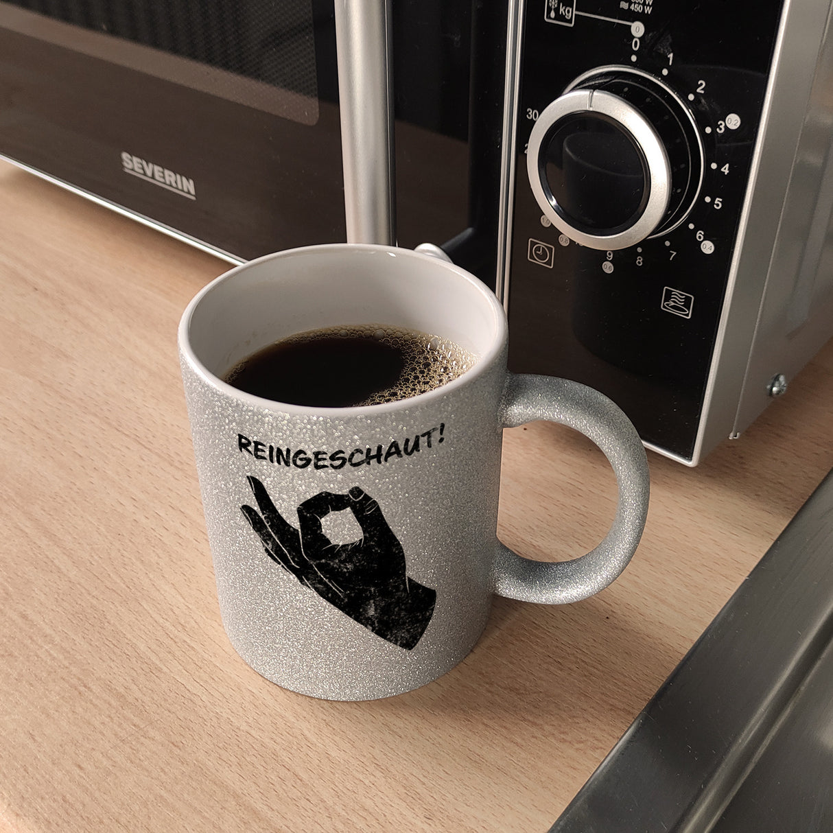 Reingeschaut! Kaffeebecher mit lustigem Streich