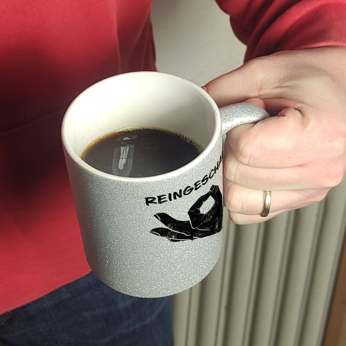 Reingeschaut! Kaffeebecher mit lustigem Streich