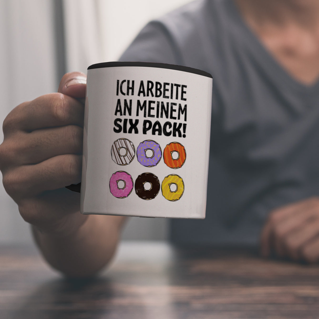 Ich arbeite an meinem Six Pack Kaffeebecher mit bunten Donuts