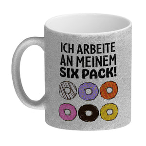 Ich arbeite an meinem Six Pack Kaffeebecher mit bunten Donuts