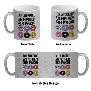 Ich arbeite an meinem Six Pack Kaffeebecher mit bunten Donuts