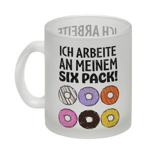 Ich arbeite an meinem Six Pack Kaffeebecher mit bunten Donuts