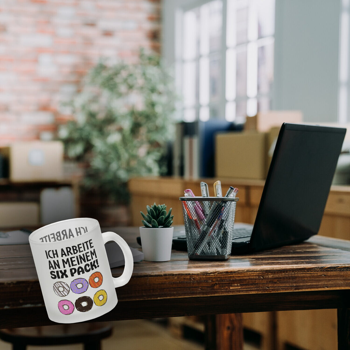 Ich arbeite an meinem Six Pack Kaffeebecher mit bunten Donuts