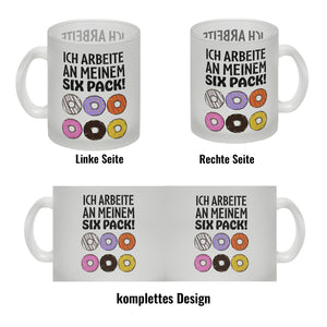 Ich arbeite an meinem Six Pack Kaffeebecher mit bunten Donuts