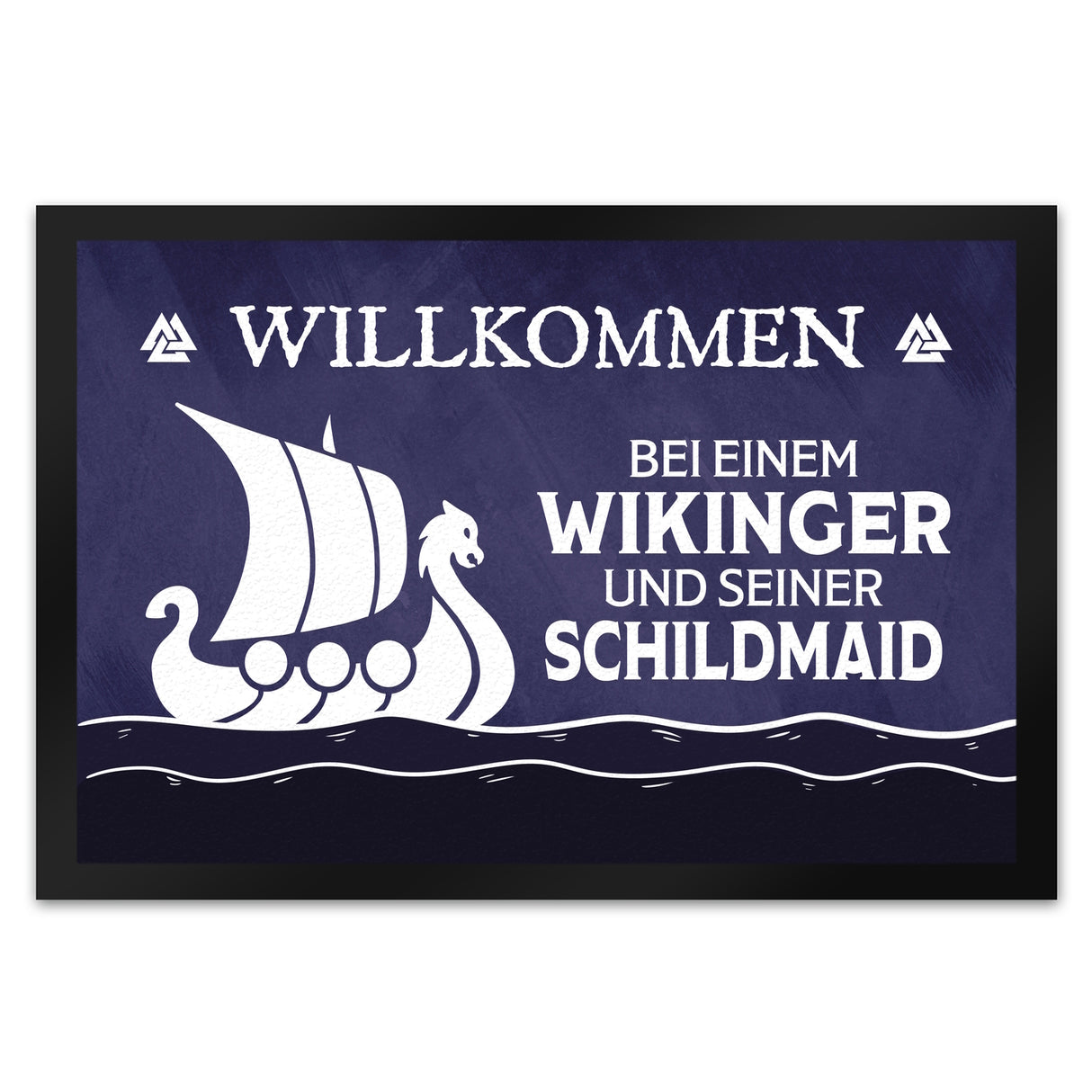 Willkommen bei einem Wikinger und seiner Schildmaid Fußmatte mit Segelboot Motiv