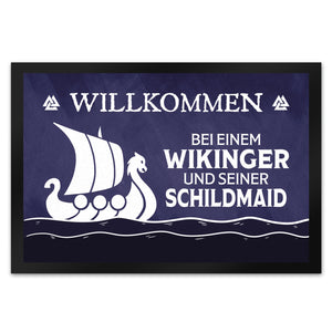 Willkommen bei einem Wikinger und seiner Schildmaid Fußmatte mit Segelboot Motiv