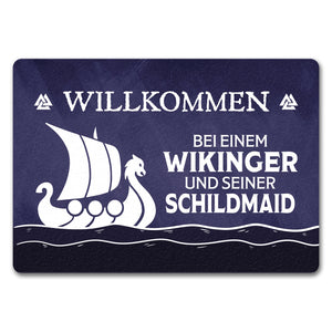 Willkommen bei einem Wikinger und seiner Schildmaid Fußmatte mit Segelboot Motiv