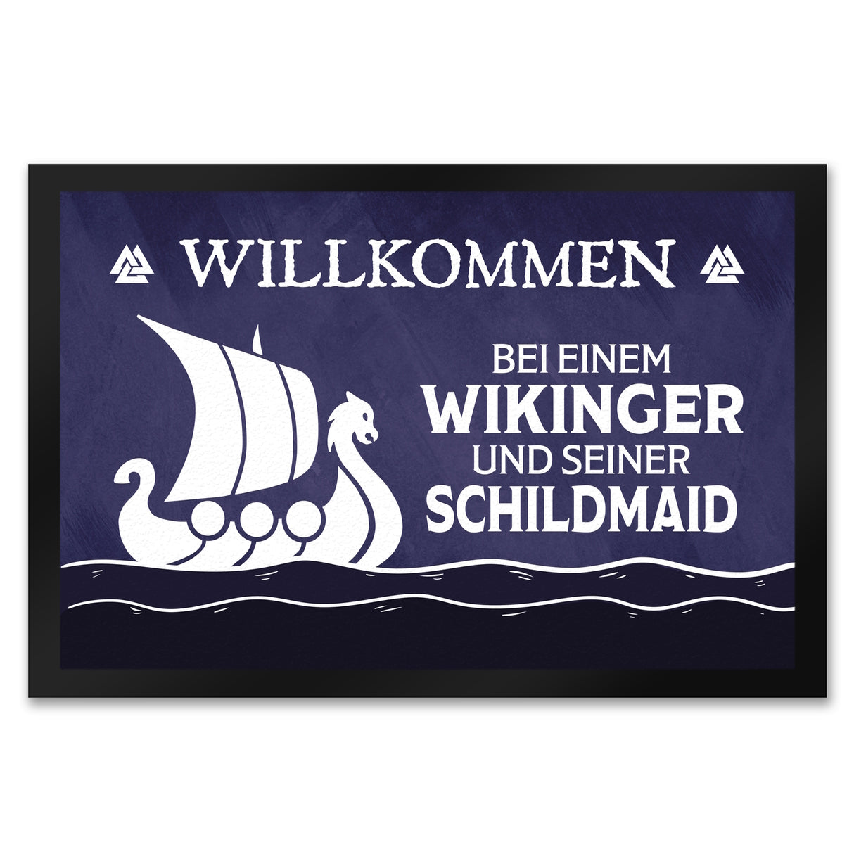 Willkommen bei einem Wikinger und seiner Schildmaid Fußmatte mit Segelboot Motiv