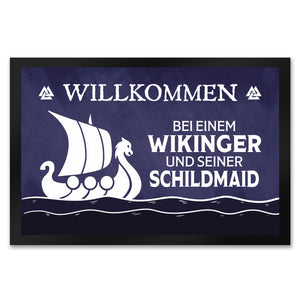 Willkommen bei einem Wikinger und seiner Schildmaid Fußmatte mit Segelboot Motiv