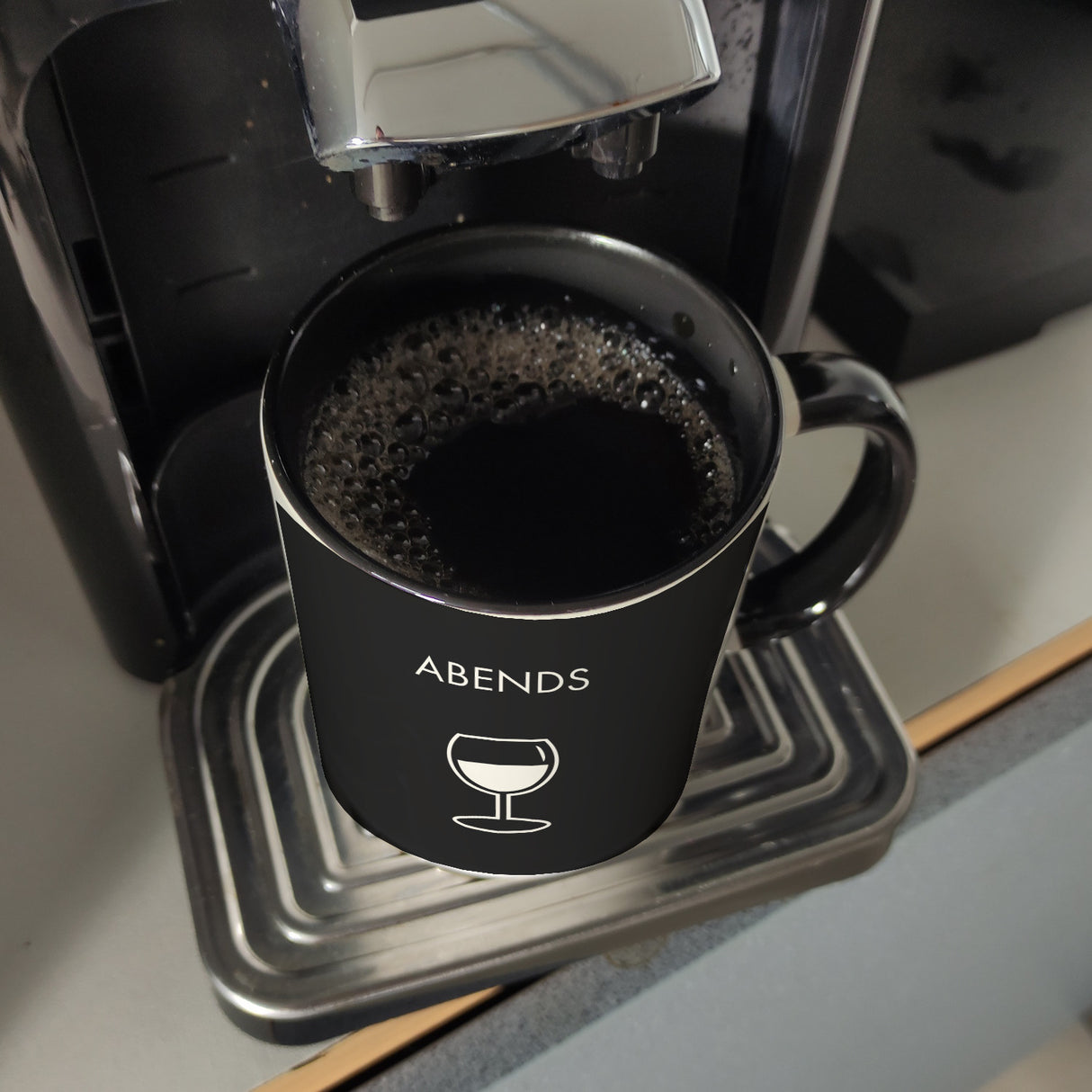 Morgens und Abends Kaffeebecher mit Kaffeebecher und Weinglas Wendemotiv