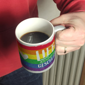 Liebe kennt kein Geschlecht Kaffeebecher mit Regenbogenflagge
