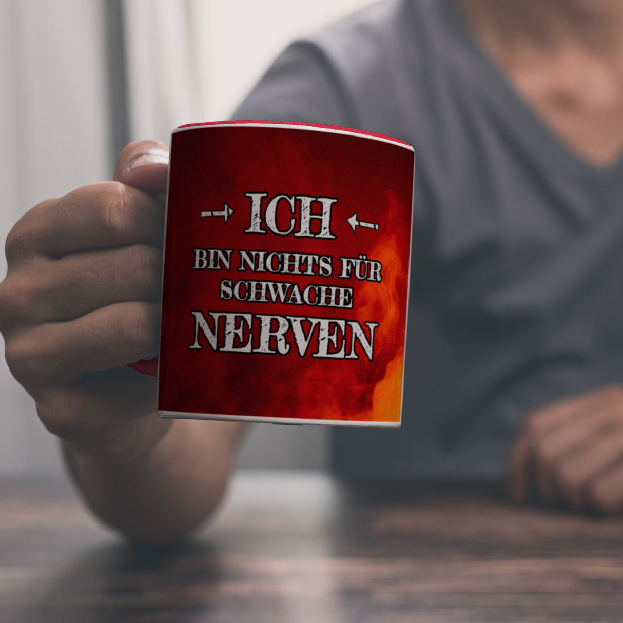 Ich bin nichts für schwache Nerven Kaffeebecher mit Flammenhintergrund