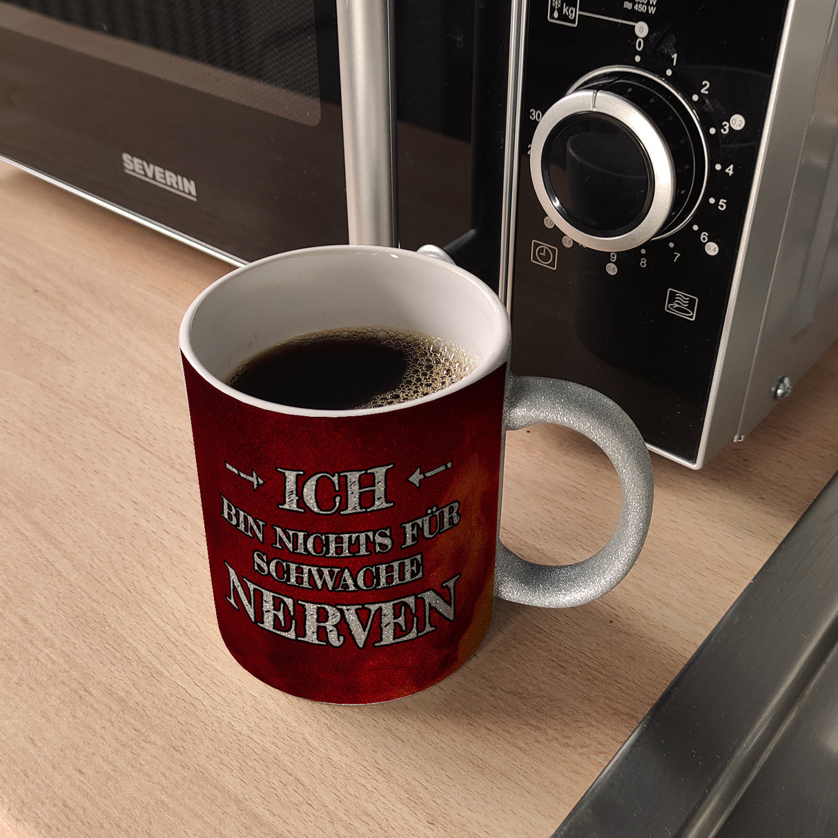 Ich bin nichts für schwache Nerven Kaffeebecher mit Flammenhintergrund