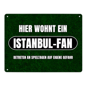 Hier wohnt ein Istanbul-Fan Metallschild in 15x20 cm mit Rasenmotiv