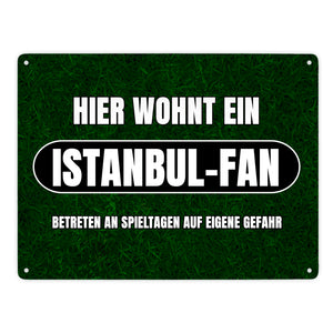 Hier wohnt ein Istanbul-Fan Metallschild in 15x20 cm mit Rasenmotiv