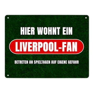 Hier wohnt ein Liverpool-Fan Metallschild in 15x20 cm mit Rasenmotiv