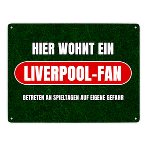 Hier wohnt ein Liverpool-Fan Metallschild in 15x20 cm mit Rasenmotiv