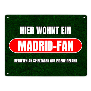 Hier wohnt ein Madrid-Fan Metallschild in 15x20 cm mit Rasenmotiv