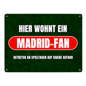 Hier wohnt ein Madrid-Fan Metallschild in 15x20 cm mit Rasenmotiv