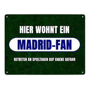 Hier wohnt ein Madrid-Fan Metallschild in 15x20 cm mit Rasenmotiv