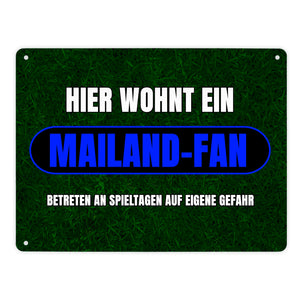 Hier wohnt ein Mailand-Fan Metallschild in 15x20 cm mit Rasenmotiv