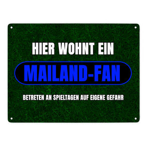 Hier wohnt ein Mailand-Fan Metallschild in 15x20 cm mit Rasenmotiv