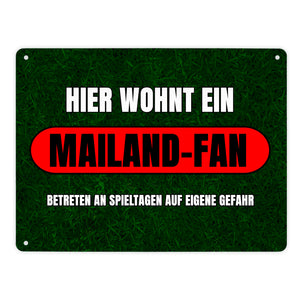 Hier wohnt ein Mailand-Fan Metallschild in 15x20 cm mit Rasenmotiv