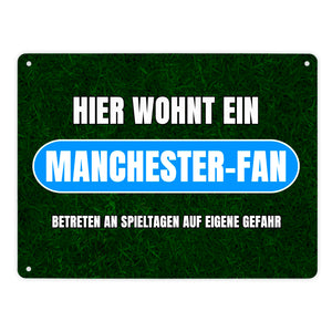 Hier wohnt ein Manchester-Fan Metallschild in 15x20 cm mit Rasenmotiv