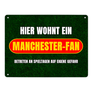 Hier wohnt ein Manchester-Fan Metallschild in 15x20 cm mit Rasenmotiv