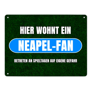 Hier wohnt ein Neapel-Fan Metallschild in 15x20 cm mit Rasenmotiv