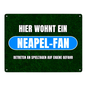 Hier wohnt ein Neapel-Fan Metallschild in 15x20 cm mit Rasenmotiv