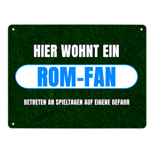 Hier wohnt ein Rom-Fan Metallschild in 15x20 cm mit Rasenmotiv