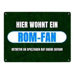 Hier wohnt ein Rom-Fan Metallschild in 15x20 cm mit Rasenmotiv