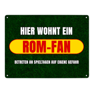 Hier wohnt ein Rom-Fan Metallschild in 15x20 cm mit Rasenmotiv