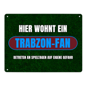Hier wohnt ein Trabzon-Fan Metallschild in 15x20 cm mit Rasenmotiv
