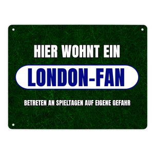 Hier wohnt ein London-Fan Metallschild in 15x20 cm mit Rasenmotiv