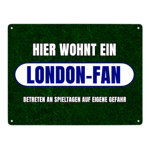 Hier wohnt ein London-Fan Metallschild in 15x20 cm mit Rasenmotiv