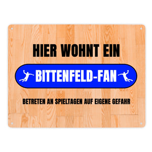 Hier wohnt ein Bittenfeld-Fan Metallschild in 15x20 cm mit Turnhallenboden Motiv